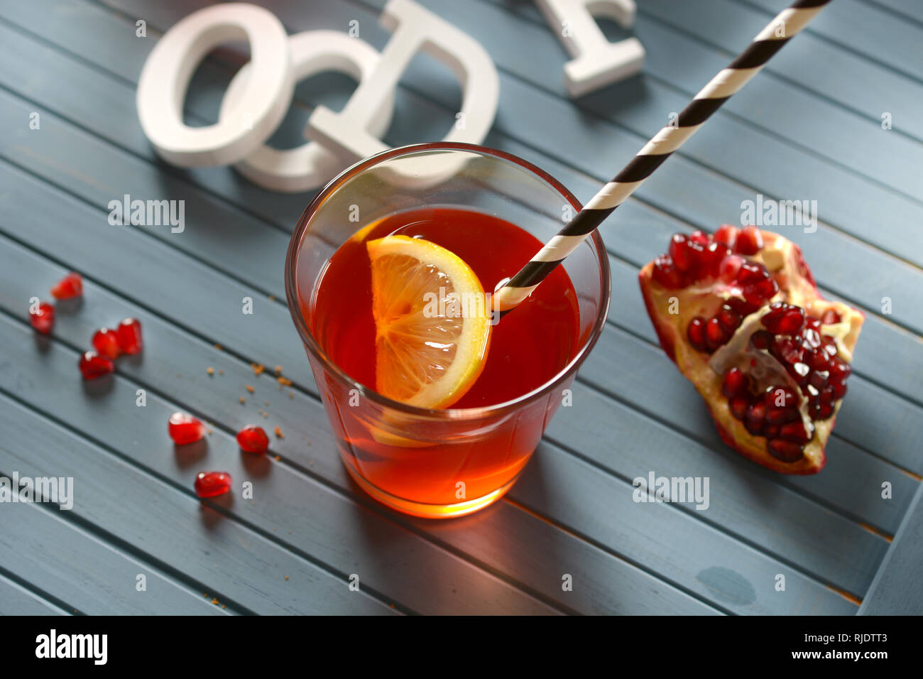 Frischer Granatapfel Drink mit zitronenscheibe - Nahaufnahme Stockfoto