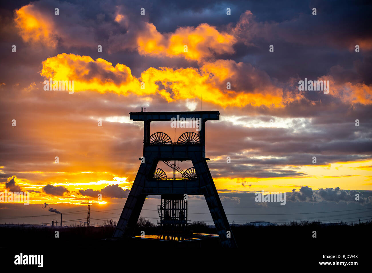 Zeche Ewald, stillgelegt Steinkohle Bergwerk, eine Mischung aus Freizeit, Industrie, Handel und Kultur Park, Gewitterwolken am Abend über Doppelbock Stockfoto