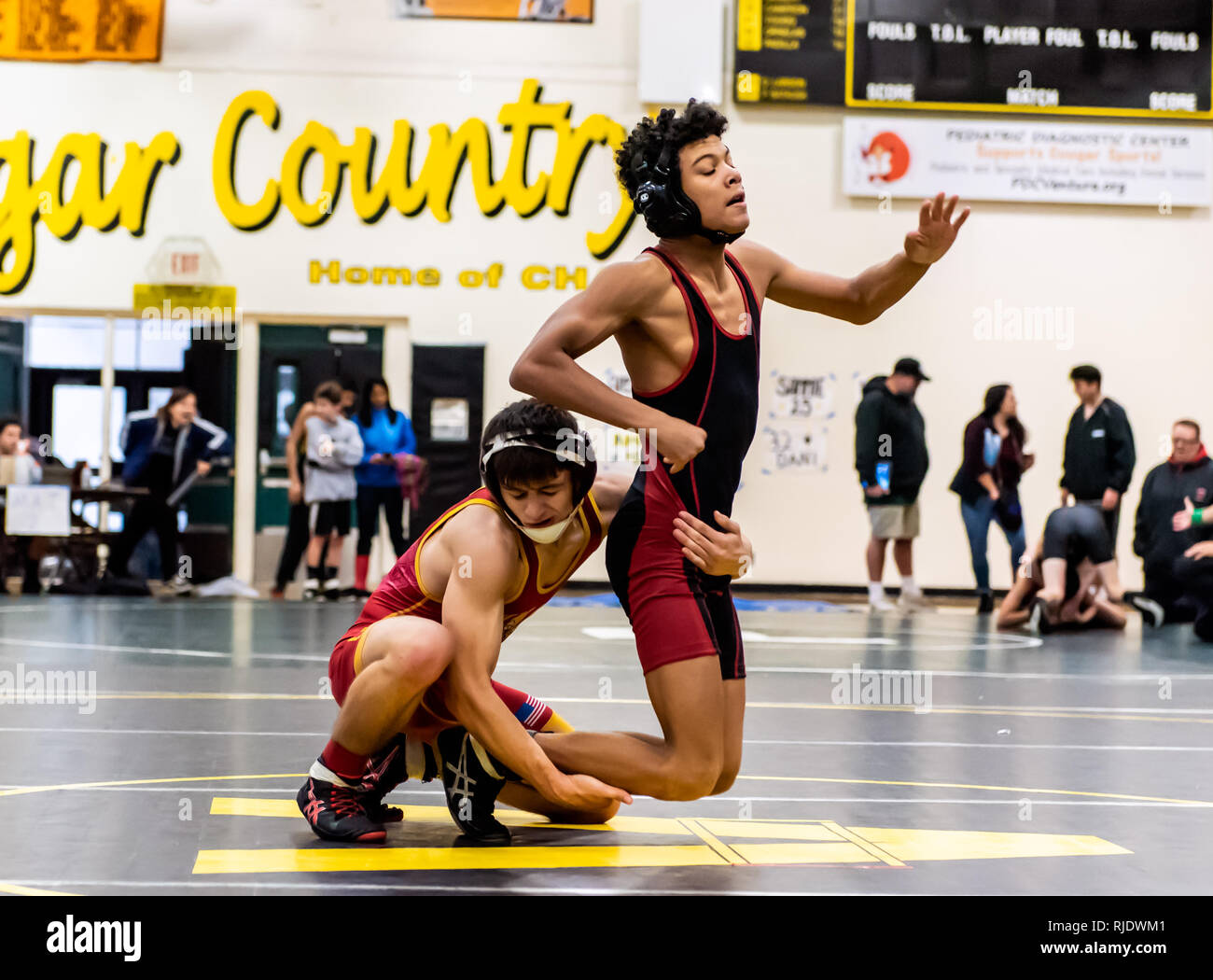 Wrestler aus Rio Mesa High School versucht, eine Flucht auf Oxnard Athlet während des Turniers im Ventura High School in Kalifornien, USA, am 2. Februar, 20. Stockfoto