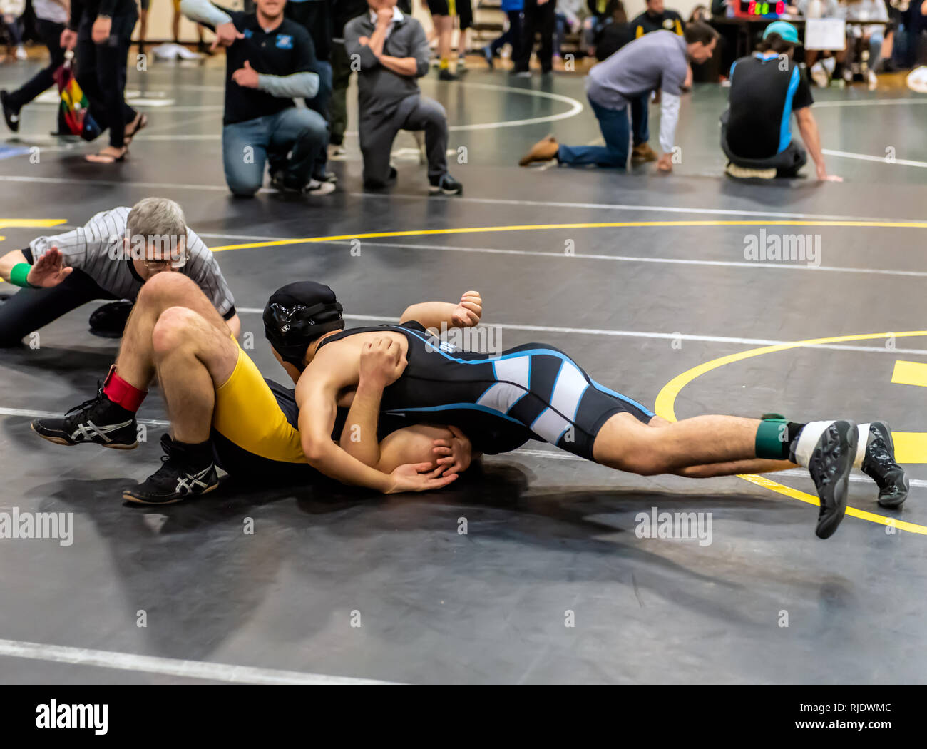 Wrestler von Buena High School holding Ventura Athlet auf dem Rücken während des Turniers im Ventura High School in Kalifornien, USA, am 2. Februar 2019. Stockfoto