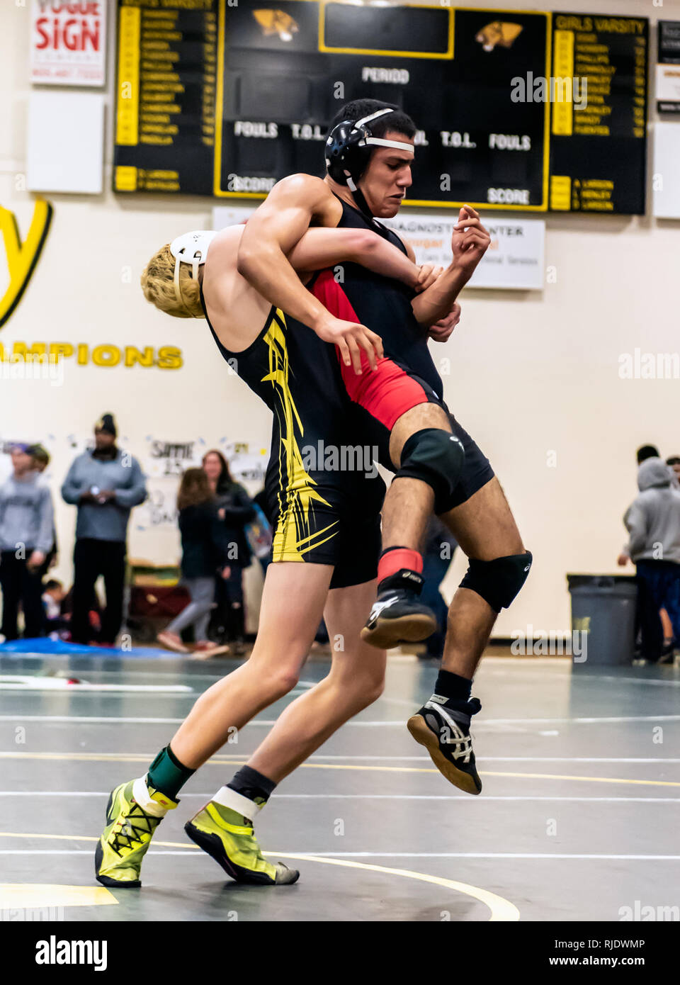 Wrestler von Ventura High School hub Rio Mesa Athlet seine Füße während des Turniers im Ventura High School in Kalifornien, USA, am 2. Februar 2019 Stockfoto