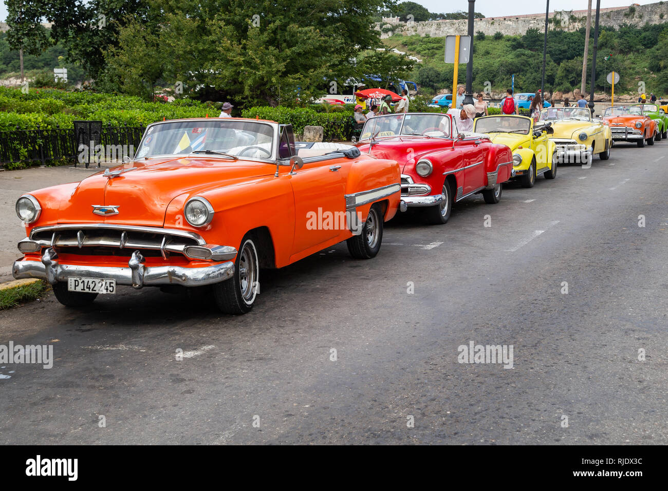 Bunte alte amerikanische Taxi Autos warten für Touristen auf einer Straße in der Nähe des Malecón und Altstadt in Havanna, Kuba Stockfoto