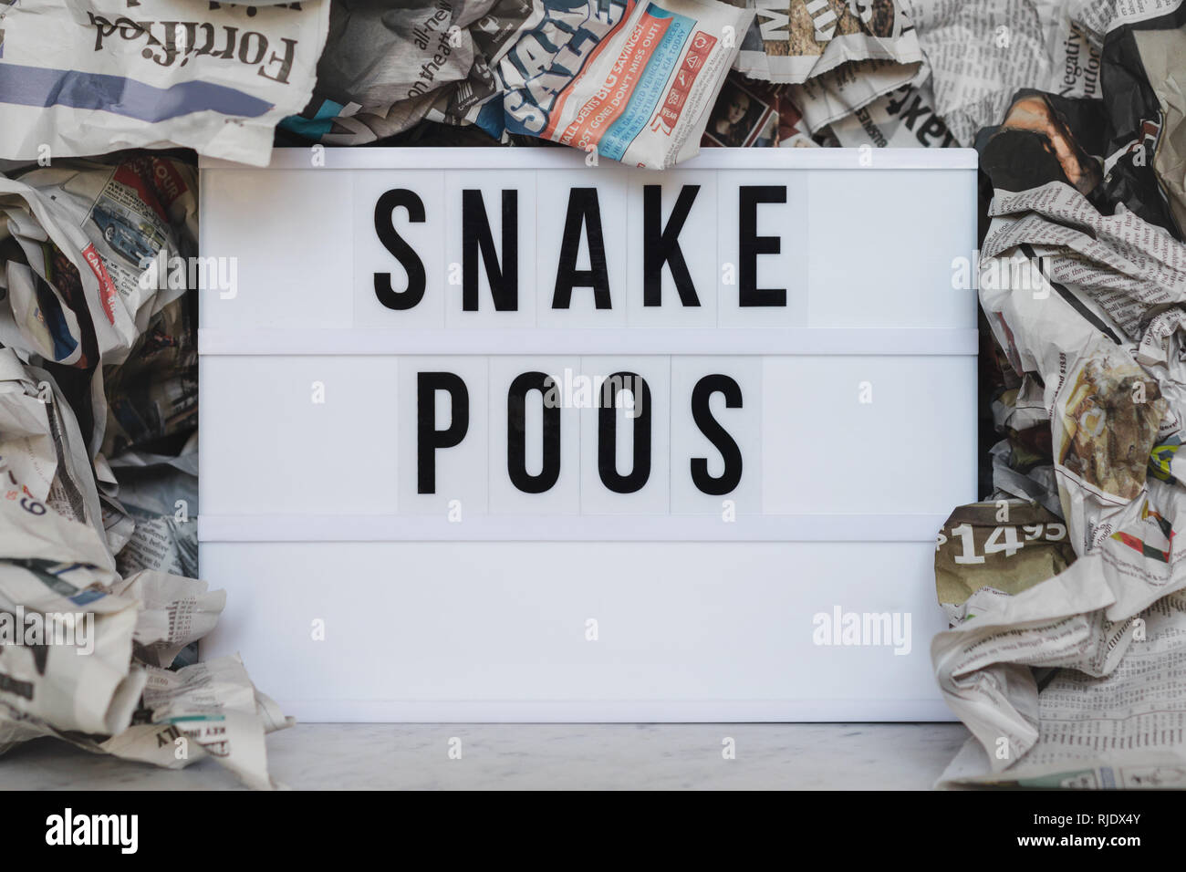 Lightbox mit 'Schlange Poos Reimen mit gefälschten Nachrichten Stockfoto