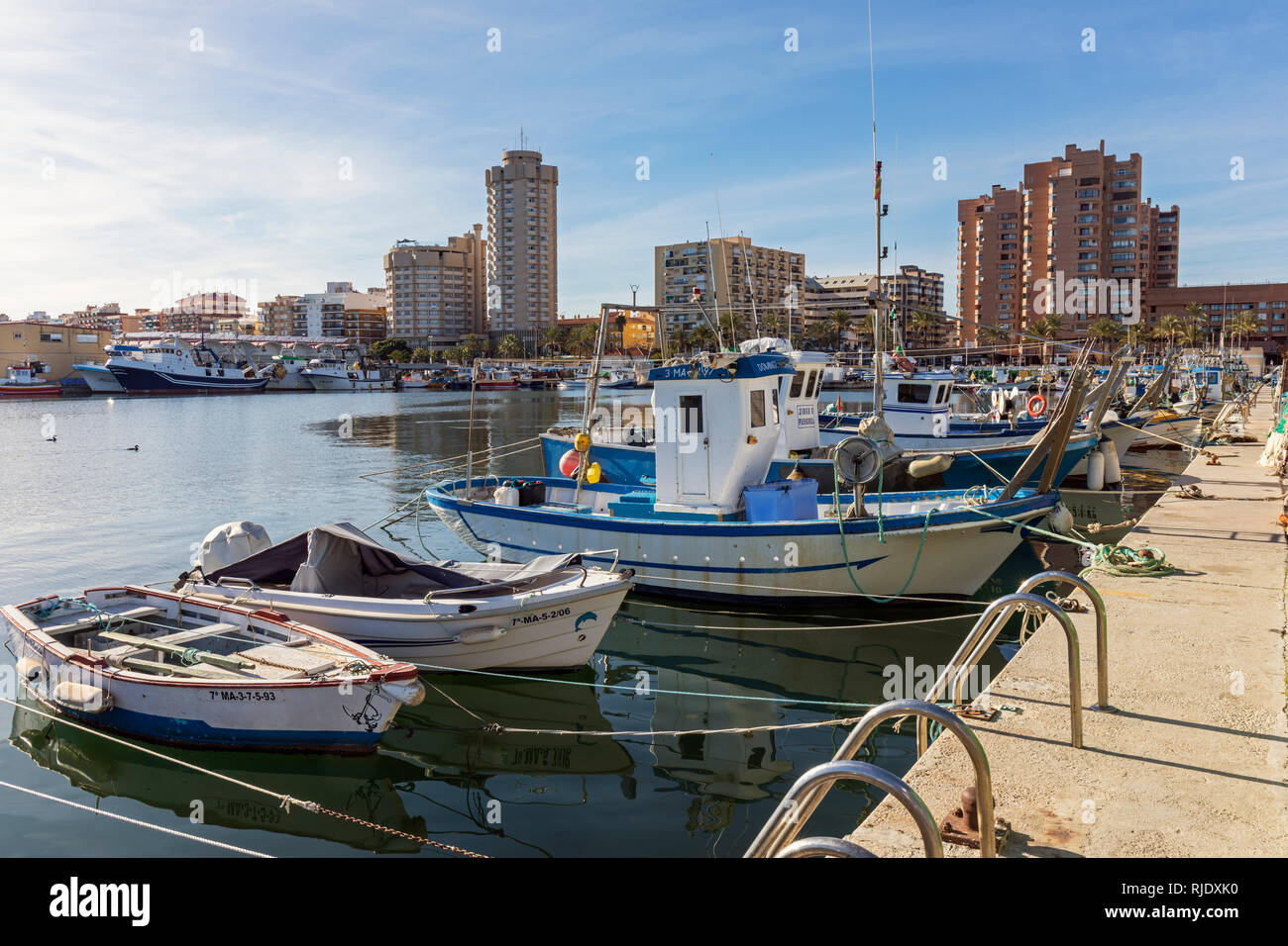 Fuengirola, Costa del Sol, Provinz Malaga, Andalusien, Südspanien. Fischerboote im Hafen. Stockfoto