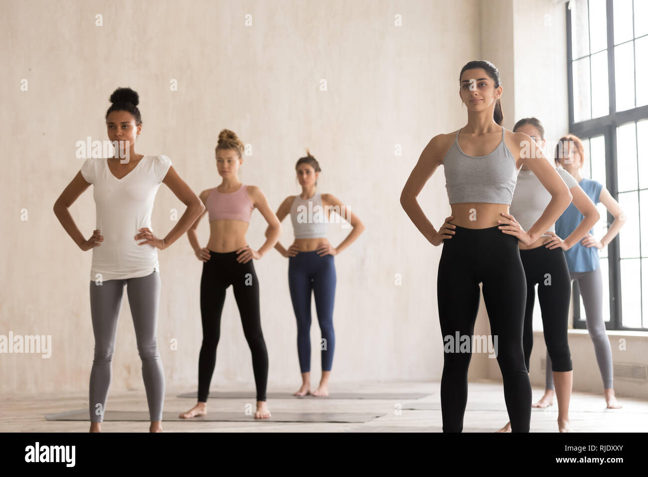 Passen Mädchen stehen auf Yoga Matten für die Ausbildung vorbereitet Stockfoto