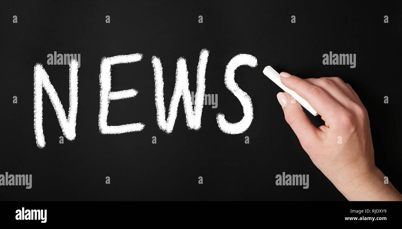 Weibliche Hand schreiben Nachrichten am Schwarzen Brett Stockfoto