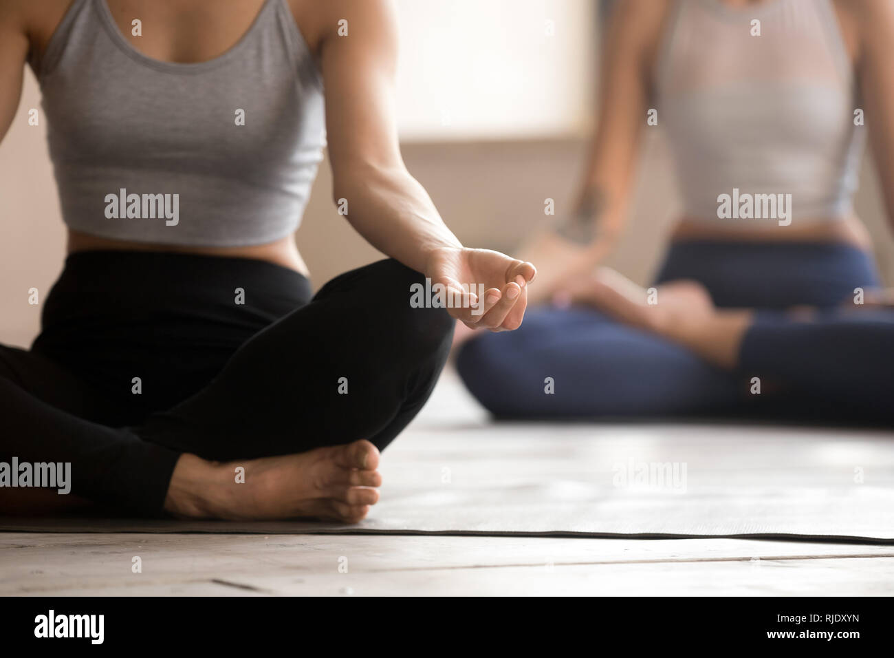 In der Nähe der weiblichen Yogi Praxis in Lotus Position Stockfoto
