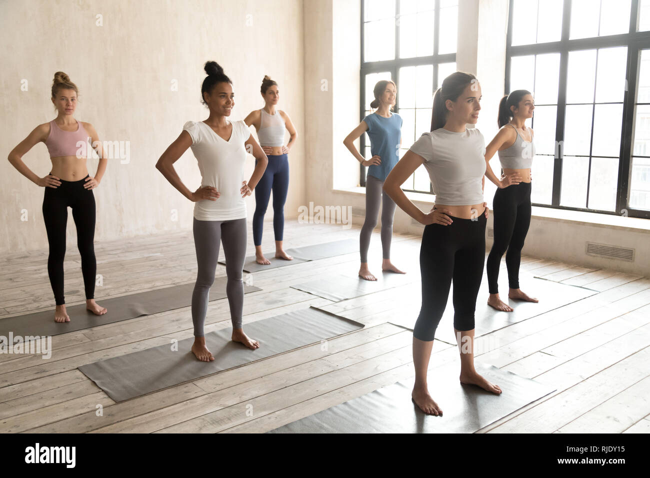 Getönten diverse Mädchen barfuß stehen bereit für Fitness Training Stockfoto