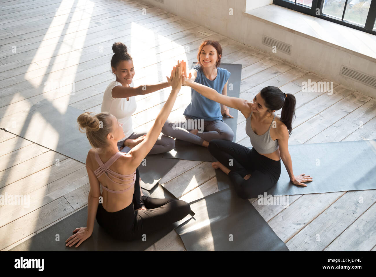 Gerne diverse Frauen geben hohe fünf feiern Sport Erfolg Stockfoto