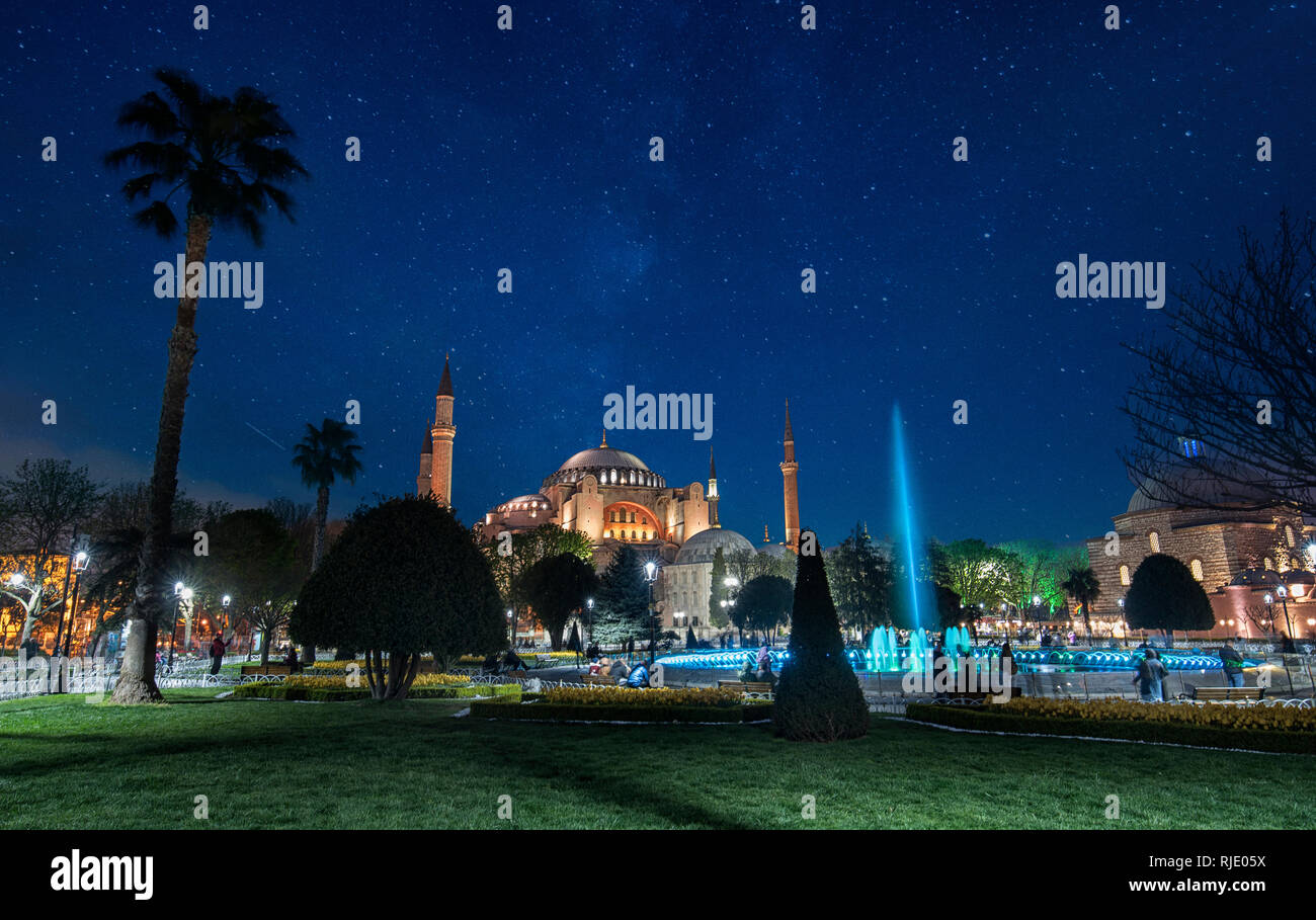 Hagia Sophia (Ayasofya), eine ehemalige orthodoxe Basilika, später eine Moschee und heute ein Museum und der Brunnen bei Nacht in Istanbul, Türkei Stockfoto