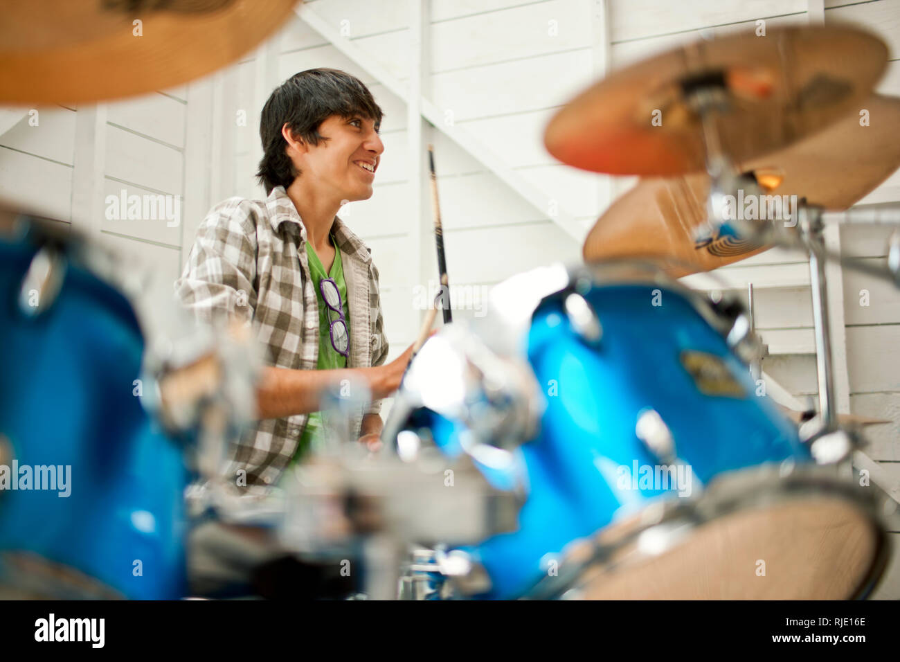 Teenager spielen auf einem Drum Kit. Stockfoto