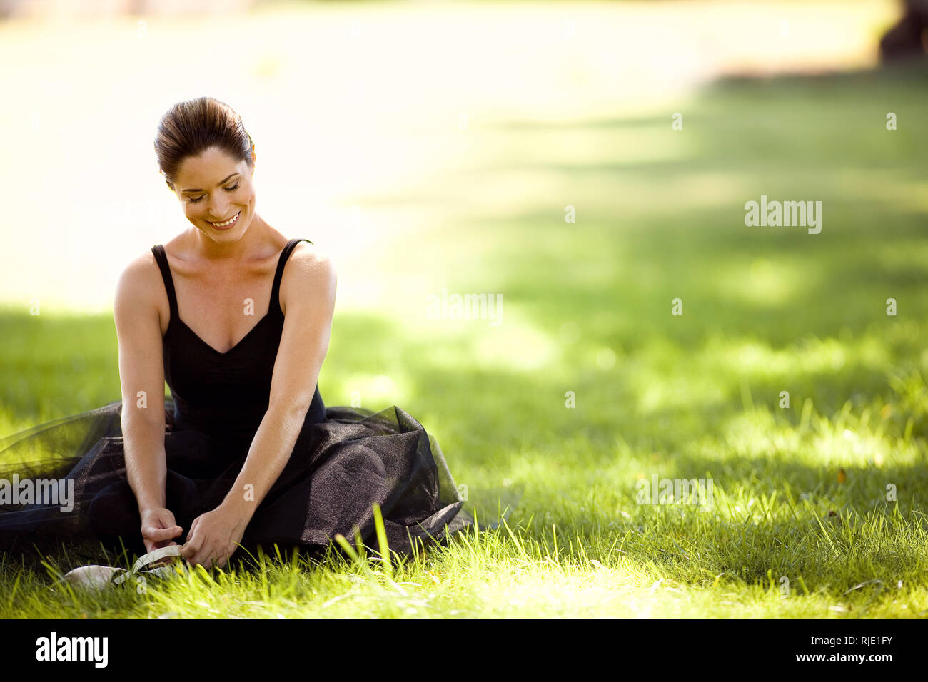 Mitte der erwachsenen Frau in einem Ballett Kostüm ausdehnen. Stockfoto