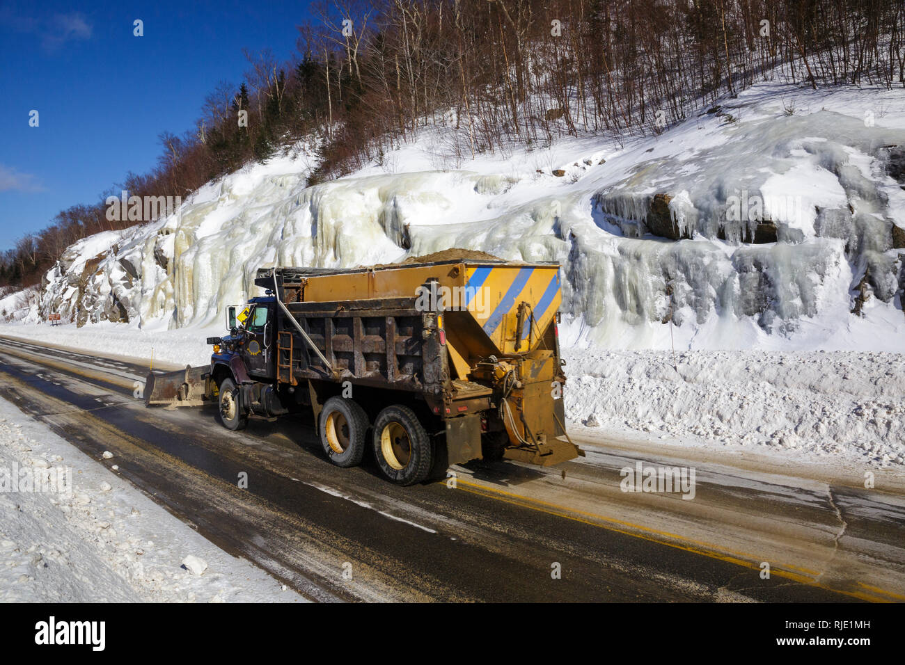 Snow Truck auf der Route 112 in verwandter Kerbe von Woodstock, New Hampshire USA Pflug während der Wintermonate. Stockfoto