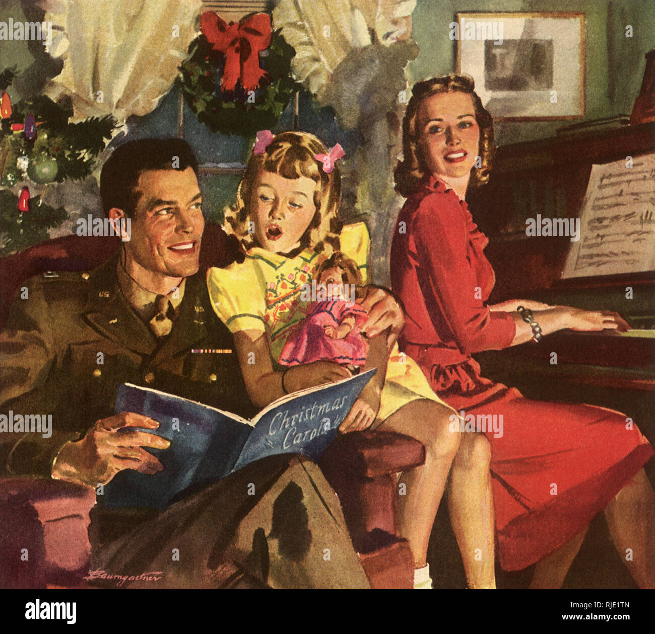 Soldat Vati im Stuhl als Tochter und Mutter Weihnachtslieder singen. Stockfoto