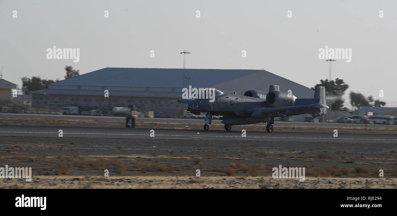 Eine A-10 Thunderbolt II, Whiteman Air Force Base zugeordnet, landet auf Kandahar Airfield, Afghanistan, Jan. 19, 2018. Us Air Forces Central Command neu ausgerichtet Airpower zu USFOR-A Combined-Joint Bereich von Operationen (CJOA) verstärkte Maßnahmen zur Unterstützung der entschlossenen Unterstützung der Mission und den Betrieb, die die Freiheit des Sentinel zu unterstützen. Stockfoto