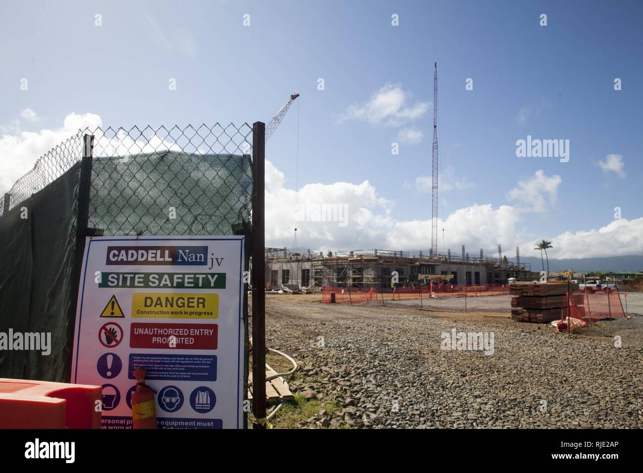 Bau wird am Standort für die neue Naval Zweig Gesundheit Klinik unterwegs, Marine Corps Base Hawaii, Jan. 11, 2017. Die neue Anlage wird im April 2019 geöffnet, das US-Mitglieder und ihre Familien mit rechtzeitige medizinische Versorgung profitieren durch die Konsolidierung aller Kliniken an Bord der Installation unter einem Dach. Die 96.000 Quadratfuß Struktur wird die Mission fördern die Bereitschaft von zwei Geschichten umfasst Dienstleistungen wie eine Apotheke, Physiotherapie und der primären Gesundheitsversorgung. Stockfoto