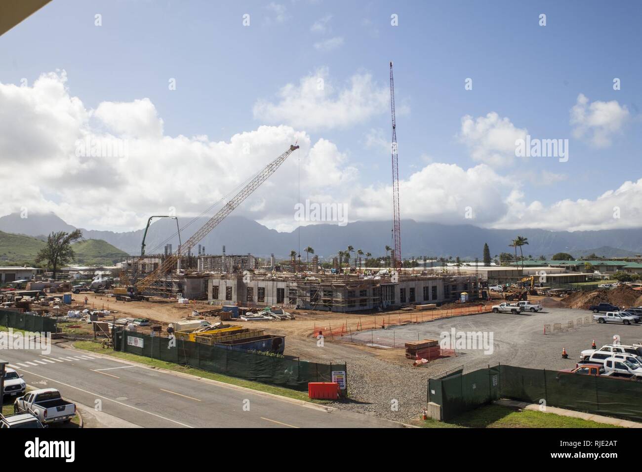 Bau wird am Standort für die neue Naval Zweig Gesundheit Klinik unterwegs, Marine Corps Base Hawaii, Jan. 11, 2017. Die neue Anlage wird im April 2019 geöffnet, das US-Mitglieder und ihre Familien mit rechtzeitige medizinische Versorgung profitieren durch die Konsolidierung aller Kliniken an Bord der Installation unter einem Dach. Die 96.000 Quadratfuß Struktur wird die Mission fördern die Bereitschaft von zwei Geschichten umfasst Dienstleistungen wie eine Apotheke, Physiotherapie und der primären Gesundheitsversorgung. Stockfoto