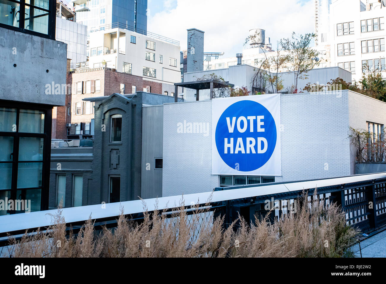 Stimmschild auf hoher Linie in New York City Stockfoto