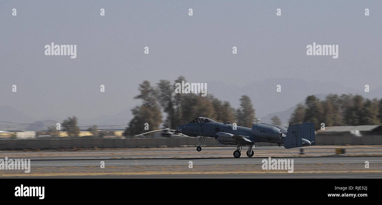 Eine A-10 Thunderbolt II, Whiteman Air Force Base zugeordnet, zieht aus Kandahar Airfield, Afghanistan, Jan. 20, 2018. Us Air Forces Central Command neu ausgerichtet Airpower zu USFOR-A Combined-Joint Bereich von Operationen (CJOA) verstärkte Maßnahmen zur Unterstützung der entschlossenen Unterstützung der Mission und den Betrieb, die die Freiheit des Sentinel zu unterstützen. Stockfoto