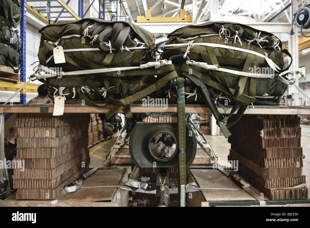 Manipuliert, kontrolliert und für luftgetragene Insertion bereit, von der SSG Giovani Gomez, Extraktion rutsche NCOIC und die Mannschaft an die schweren Tropfen in Aviano Air Base. Diese M-777 Haubitze Paket, mit einem Gewicht von 19.000 Pfund, ist etwa auf der C-130 Hercules, von Italien aus über die Alpen geflogen geladen werden und auf Bunker Drop Zone fiel in Deutschland, wo es sich schnell in die Tat um 173 d's Airborne Brigade 4/319 ferne zur Unterstützung der Pfadfinder aus der 1/91 Kavallerie platziert werden. Stockfoto