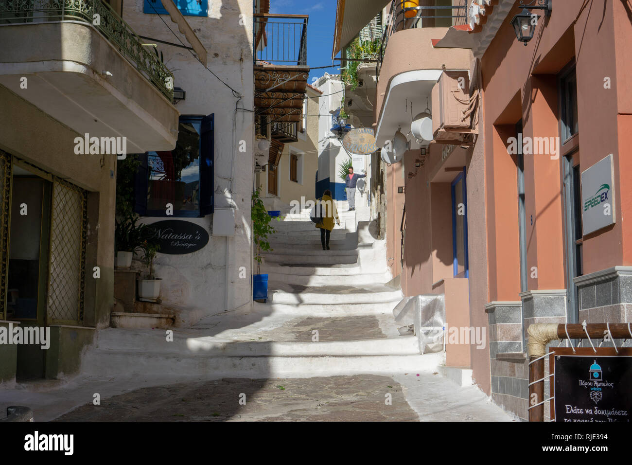 Die Stadt Poros ist wunderschön, es fühlt sich wirklich wie "Sailing in den Straßen', wenn Sie einen Spaziergang entlang. Stockfoto