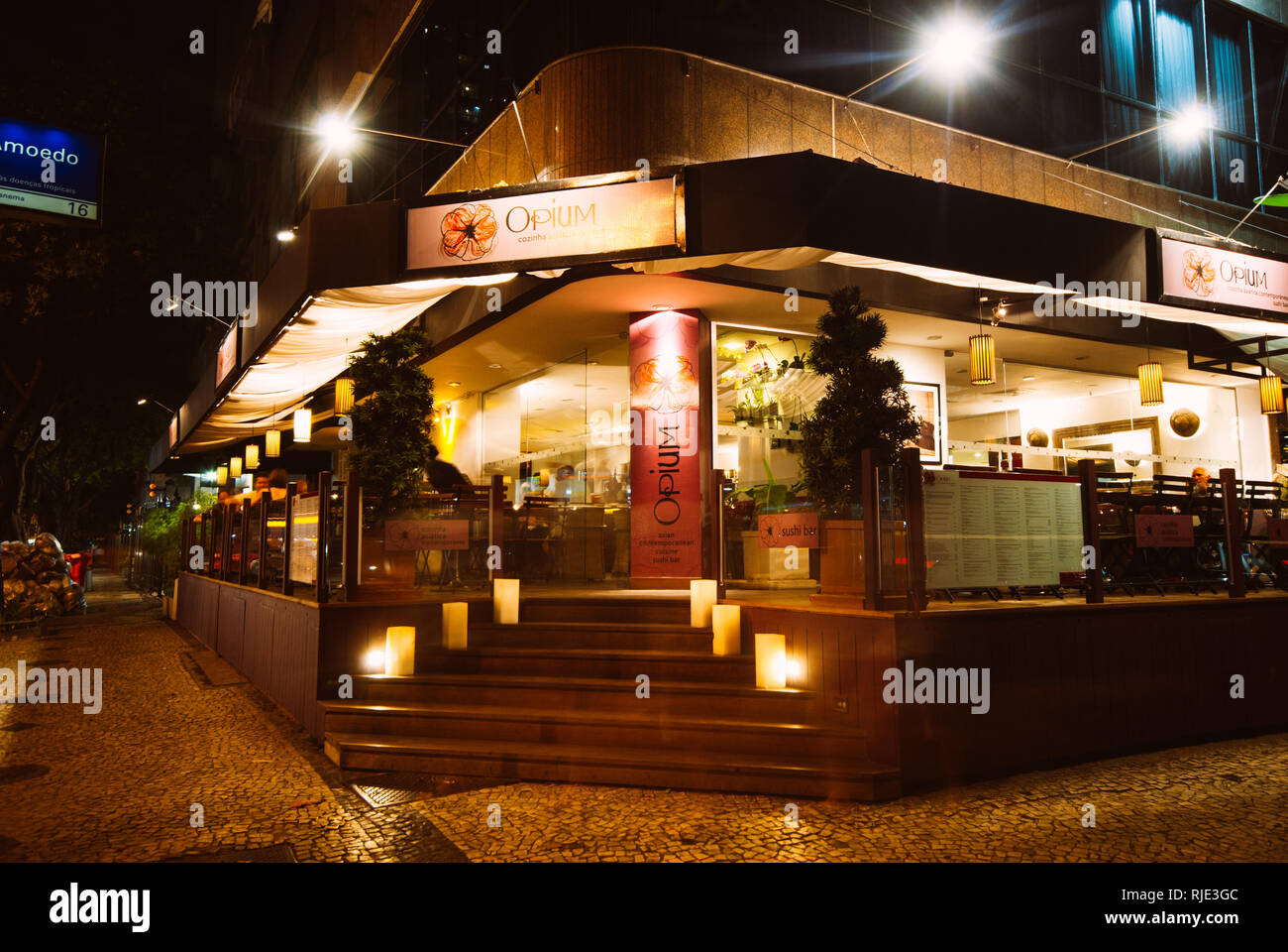 RIO DE JANEIRO - Feb.10, 2009: Nacht in Ipanema Teil von Rio, die garota von Ipanema ist ein berühmtes Restaurant, garota bedeutet, dass Mädchen in der Carioca. Stockfoto