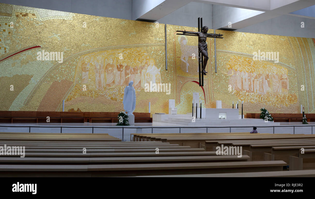 Fatima, Portugal - 19. Mai 2014: Altar der neuen Kirche Santissima Trindade Stockfoto