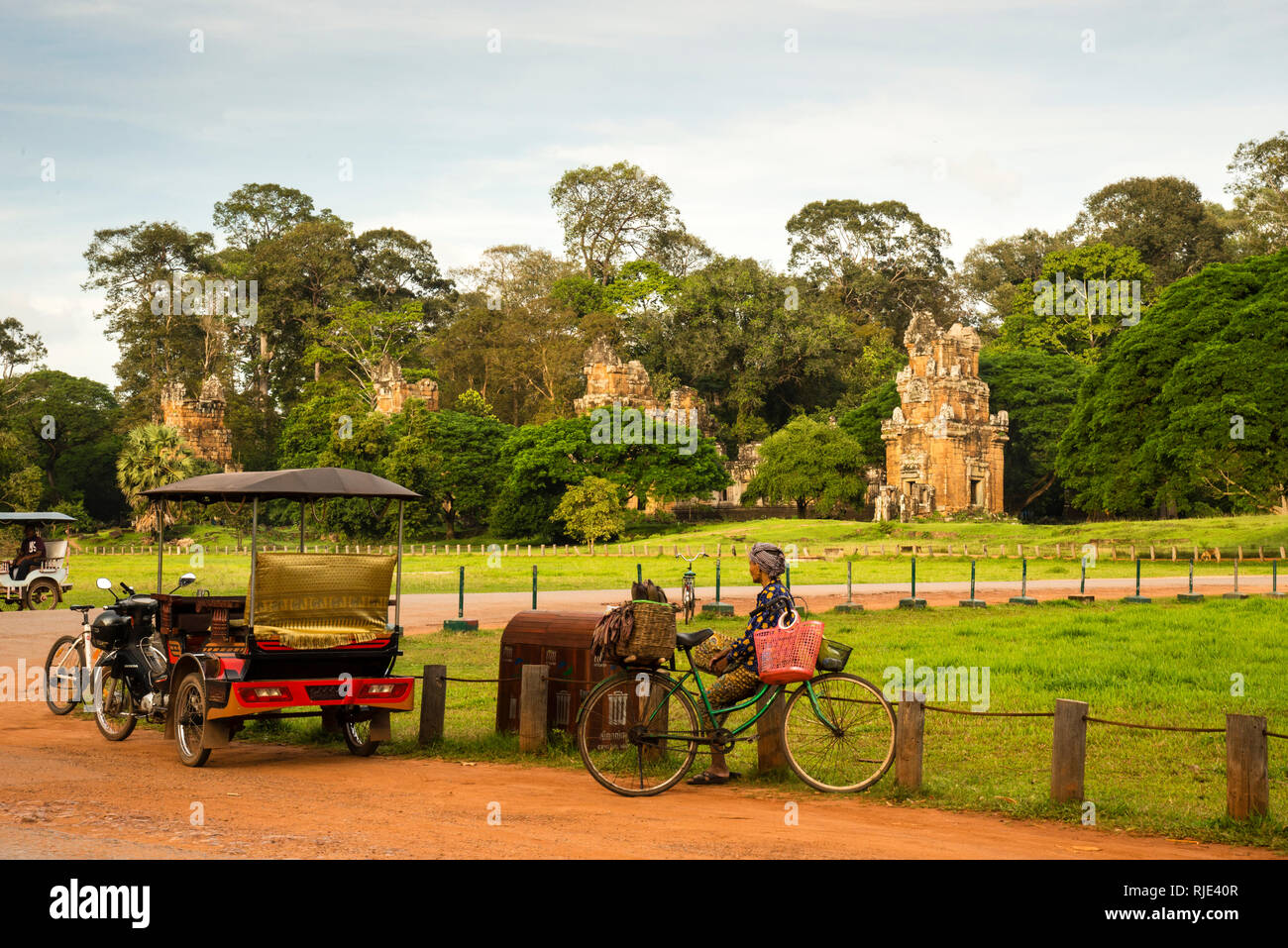 Verkauf von Frischmais-Fahrrädern im archäologischen Park Angkor, Angkor, Kambodscha, in der Nähe der Türme von Prasat Sour Prat. Stockfoto