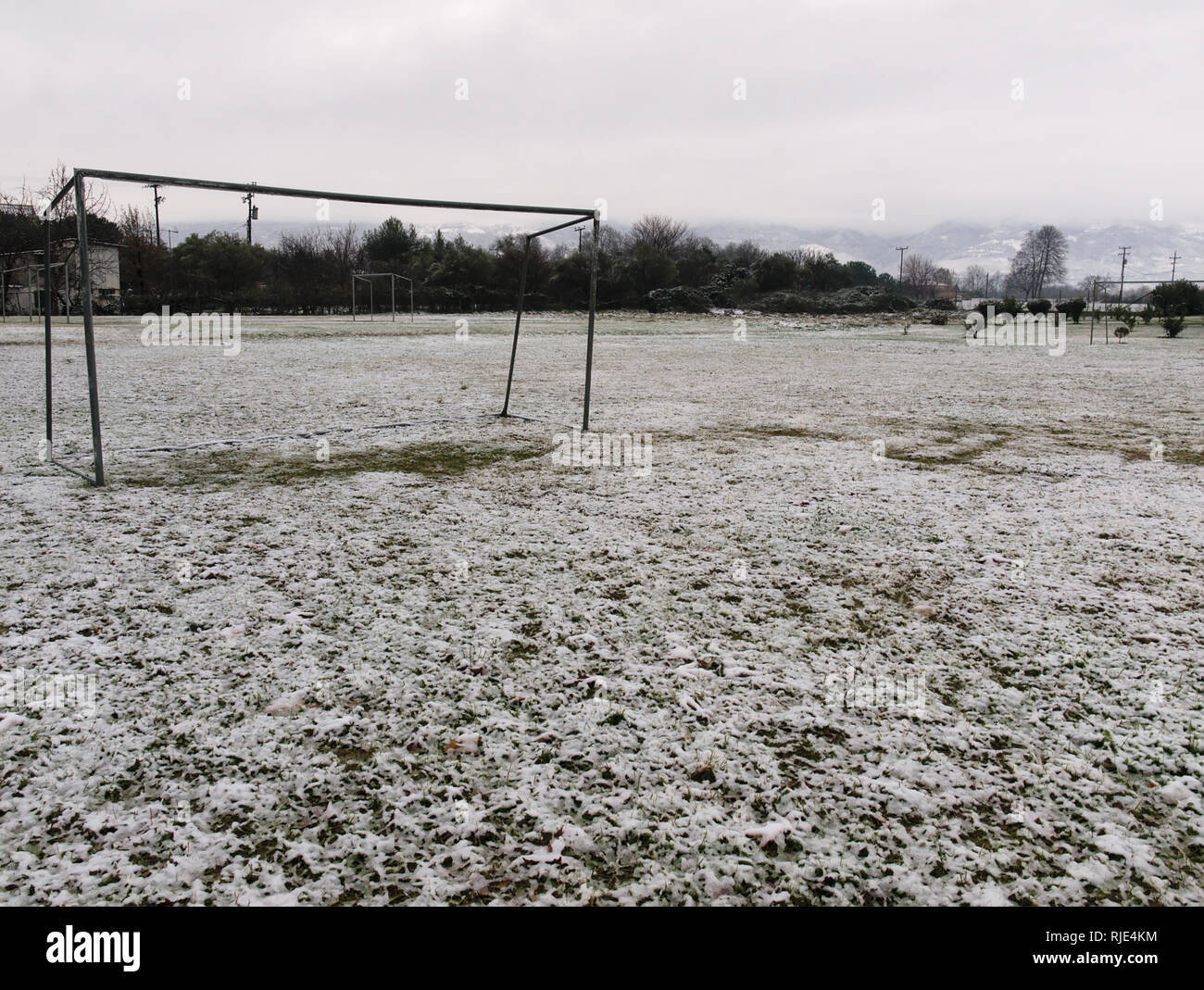 Fußballplatz mit Schnee bedeckt in Zentralmakedonien Griechenland Stockfoto