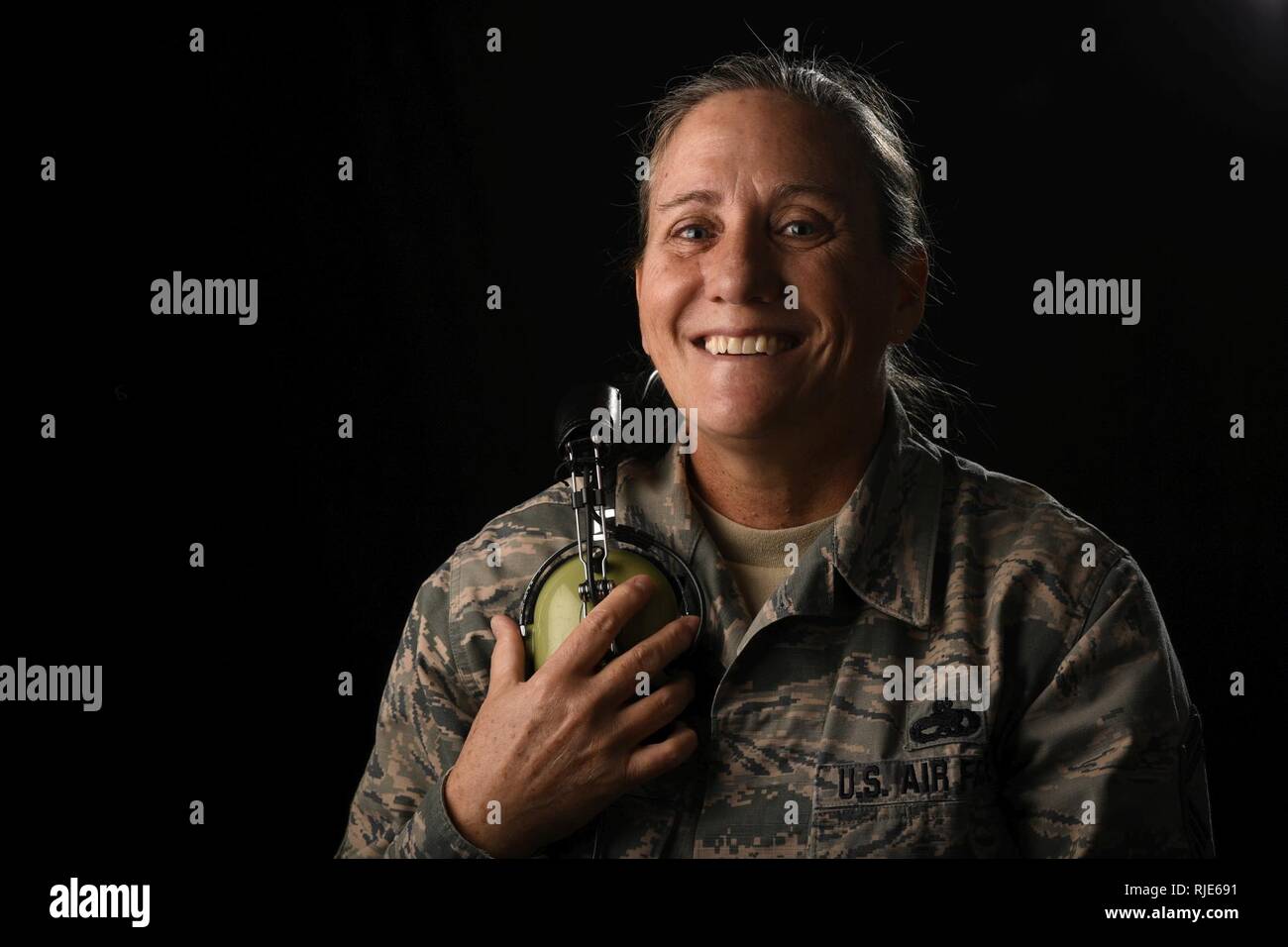 Us Air Force Senior Master Sgt. Lisa Phillips ist ein Mitglied der 145 Wartungsarbeiten Flug. 1996 wurde sie die erste weibliche Mannschaft Leiter in der North Carolina Air National Guard. Sie ebnete den Weg für Frauen in der Pflege Karriere Felder und bis zu diesem Tag bietet Beratung zu neuen weiblichen Piloten in die Einheit. Als Flieger, Phillips erwies sich als Frauen Mannschaft Leiter konnte durch harte Arbeit, eine Haltung und Technik tun können. Sie ist verantwortlich für die Änderung der US Air Force Kultur für die Karriere besser und öffnen Türen für Frauen zu kommen. Stockfoto