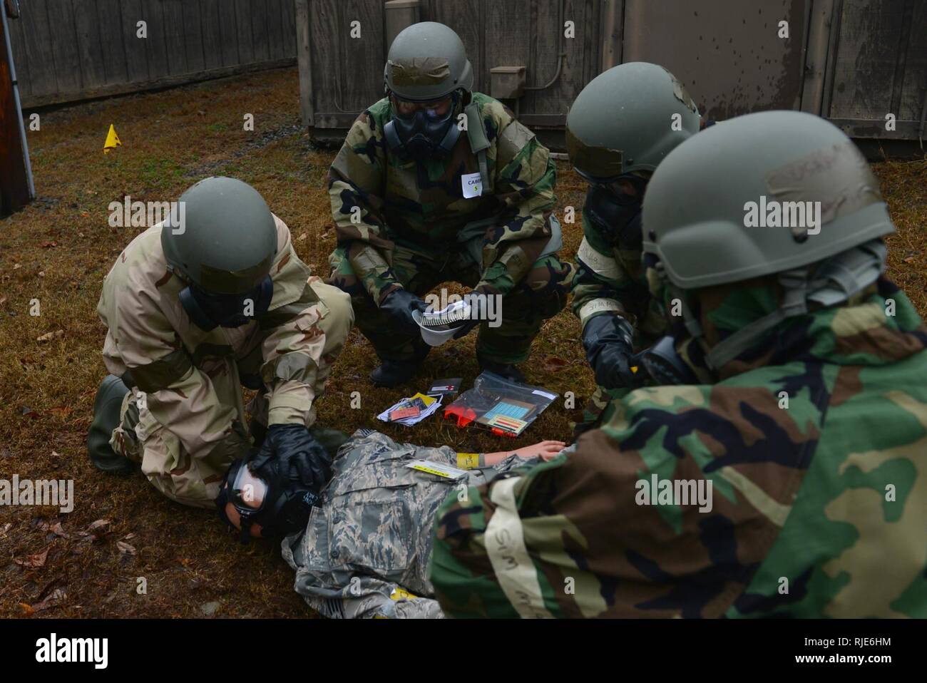 Flieger aus dem 19 Force Support Squadron an Little Rock Air Force Base eine simulierte Flieger Hilfe durch die Sicherung einer Gasmaske, Jan. 11, 2018, am Lager Warlord auf Little Rock AFB, Arche Mission Oriented schützende Haltung Gang war abgenutzt Service Mitglieder auf, wie man effizient in einem möglicherweise gefährlichen Umgebung durchführen zu trainieren. Stockfoto