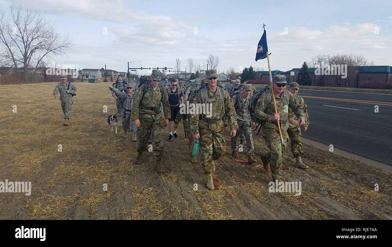 Colorado National Guard Soldaten Flieger März fünf Meilen nicht verderblichen Waren zu liefern, um eine Gemeinschaft Food Centre als Teil der 'March Hunger" am 17. März 2017 zu Kämpfen. Stockfoto