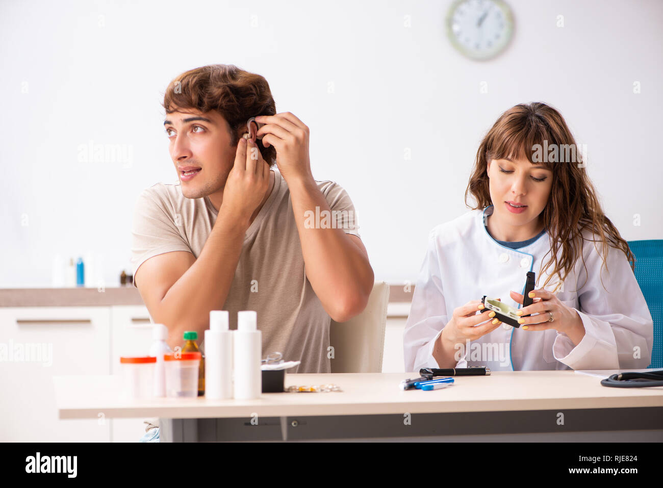 Patienten mit Hörproblem besuchen Arzt otorhinolaryngologist Stockfoto