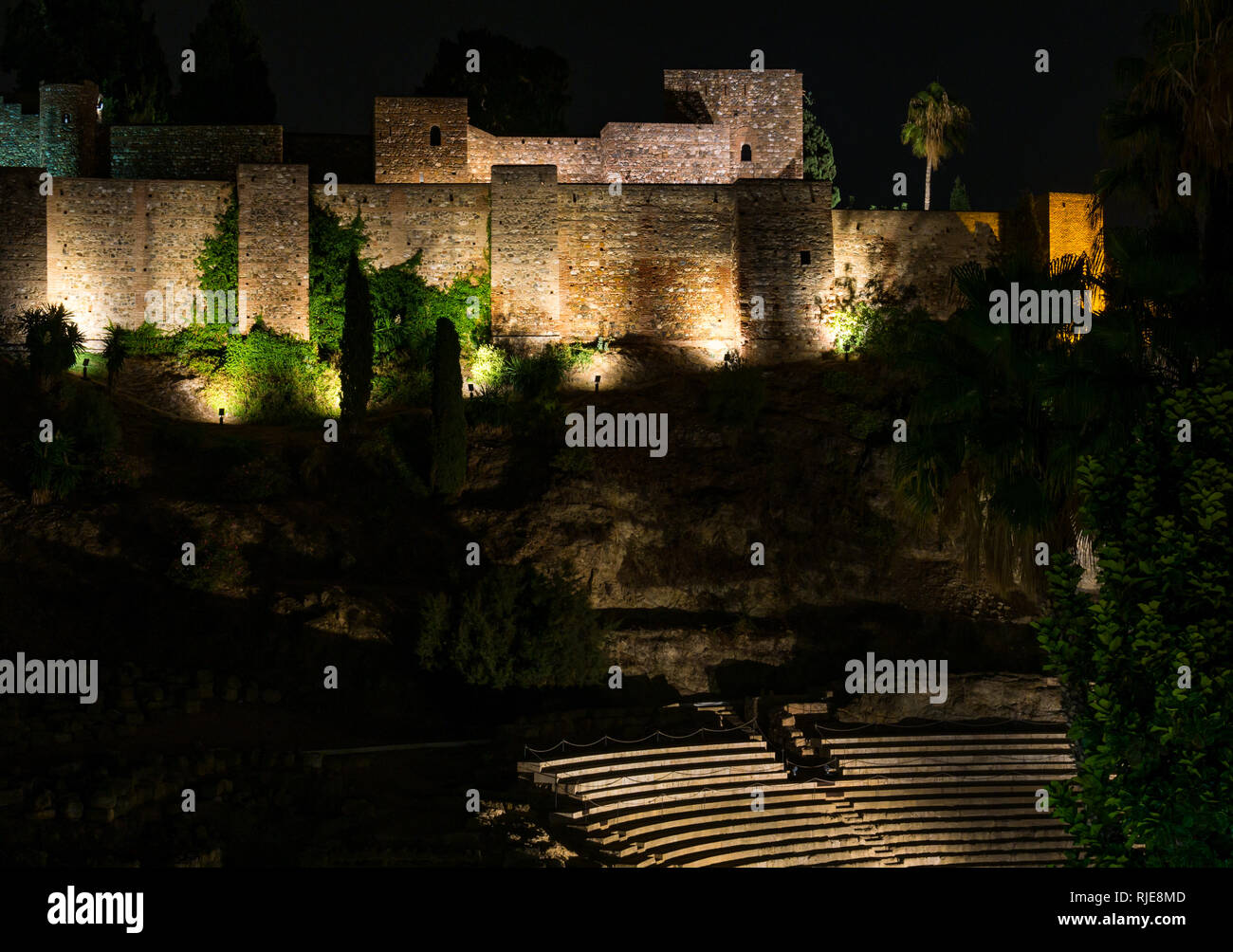 Alcazaba befestigten Mauern und Römische Theater abends beleuchtet, Malaga, Andalusien, Spanien, Stockfoto