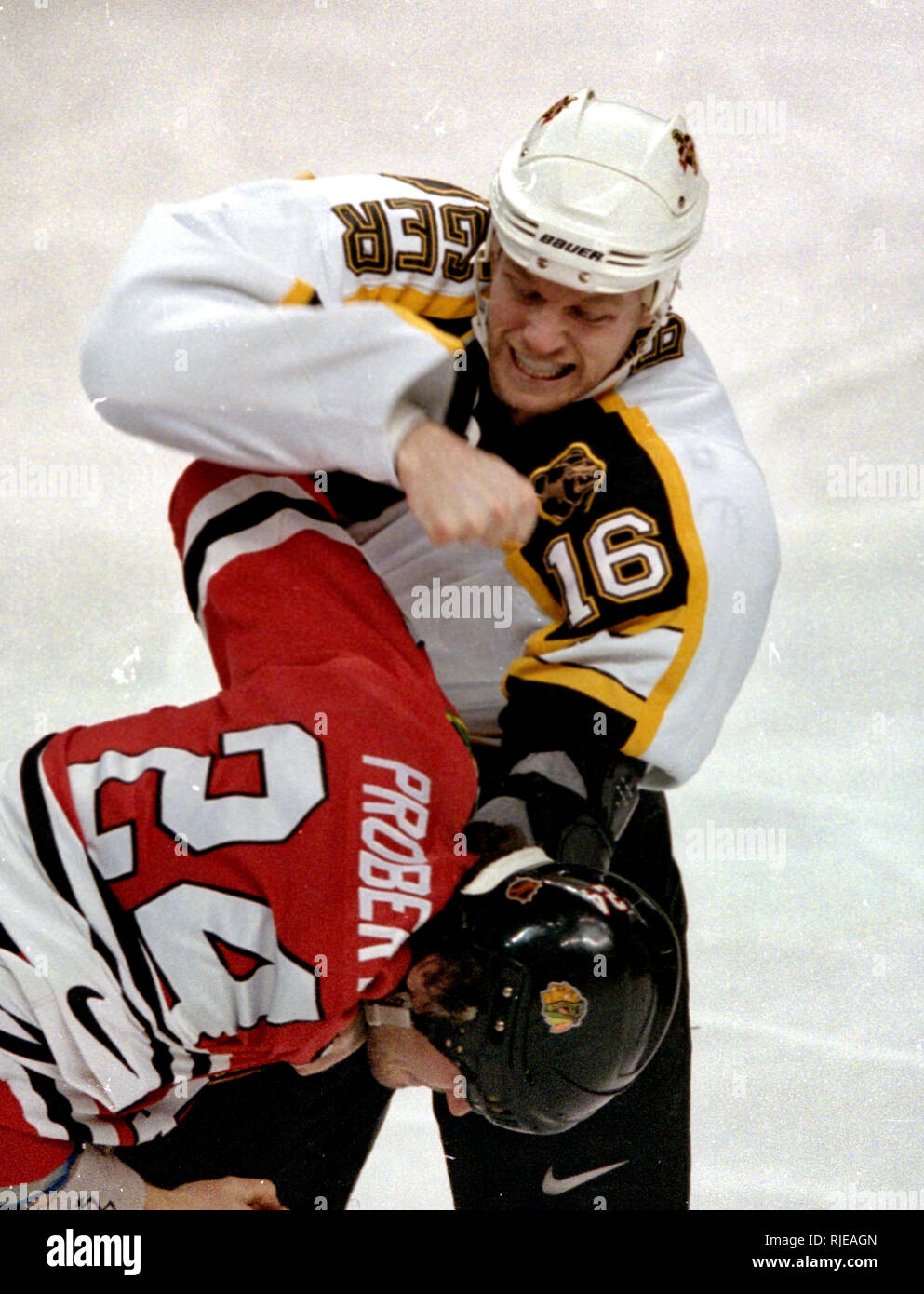 Boston Bruins Ken Baumgarter und Chicago Black Hawks in einem Kampf während der Aktion an der Fleet Center in Boston, MA, USA, 25. März 1999 Foto von Bill belknap Stockfoto