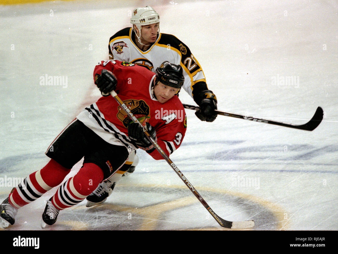 Schwarze Falken Steve Dubinsky und Boston Bruins Tim Taylor im Spiel Action im Fleet Center in Boston, Ma USA März 25,1999 Foto von Bill belknap Stockfoto