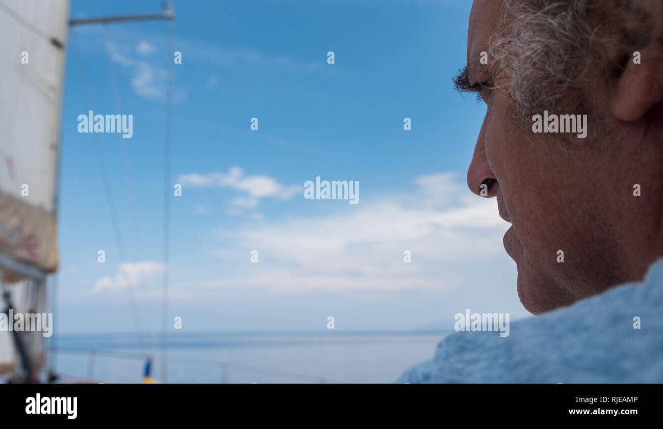 Nahaufnahme von Senioren mit Koteletten auf Segelboot in Richtung Horizont suchen Stockfoto