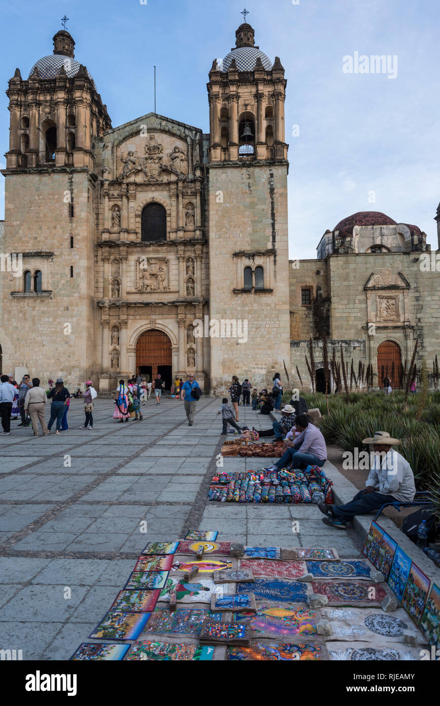 Anbieter vor Santo Domingo Tempel, Oaxaca Stadt Stockfoto