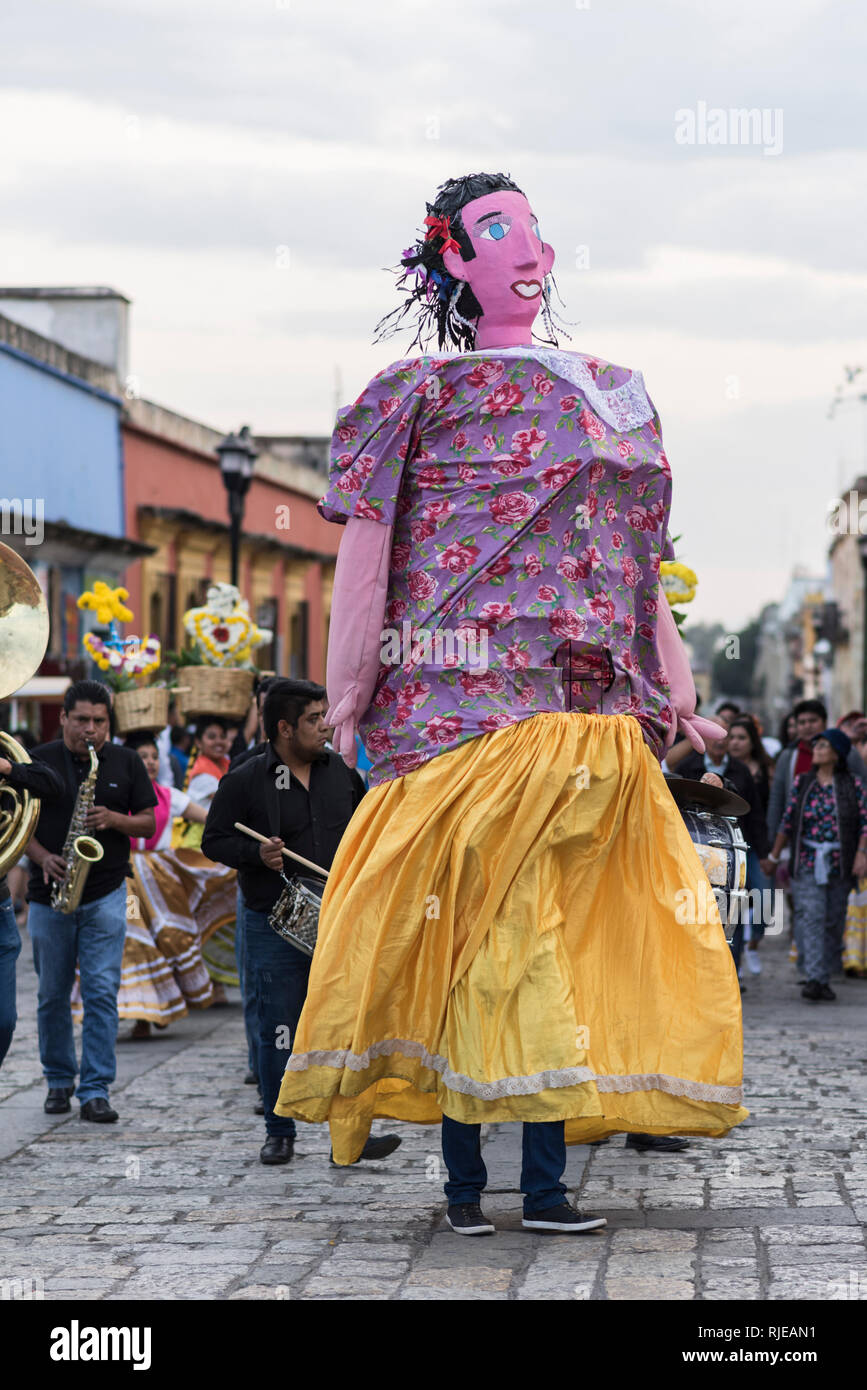 Alltag, Alltag, Oaxaca, Mexiko, Stadt, Downtown, Feiern, Tanzen, Traditionen, China Poblana, Kleid, mojiganga, Masquerade, Fiesta, Karneval, mu Stockfoto