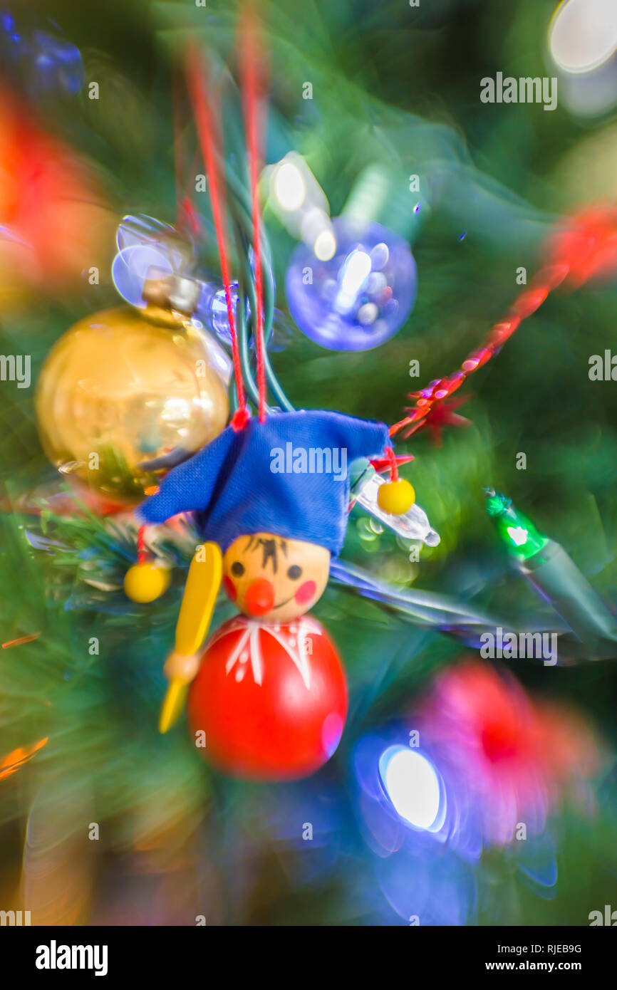 Kleine Weihnachten oraments hängen am Weihnachtsbaum Stockfoto