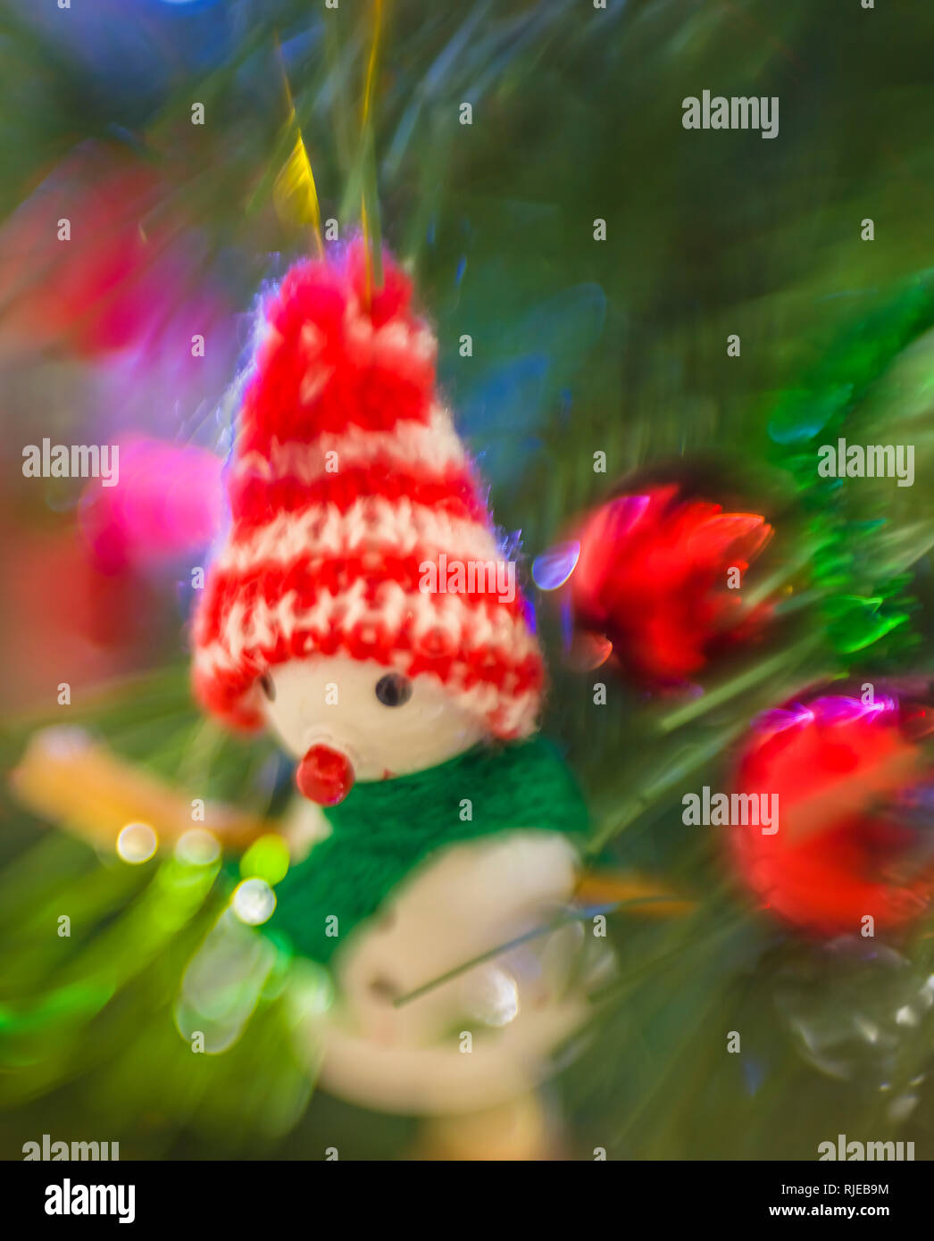 Kleine Weihnachten oraments hängen am Weihnachtsbaum Stockfoto