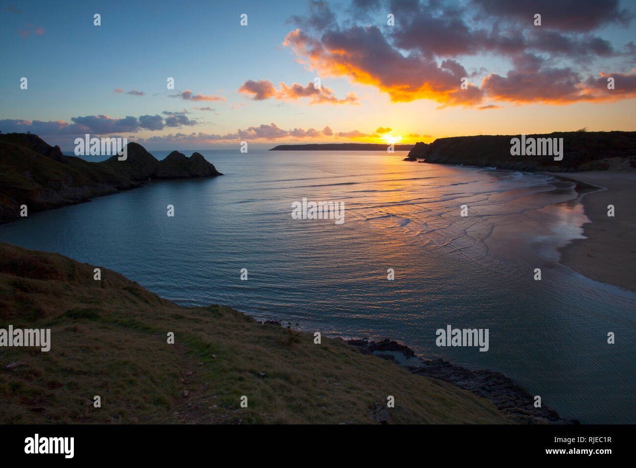 Sonnenuntergang über Three Cliffs Bay, Gower, Swansea, Wales, Februar. Stockfoto