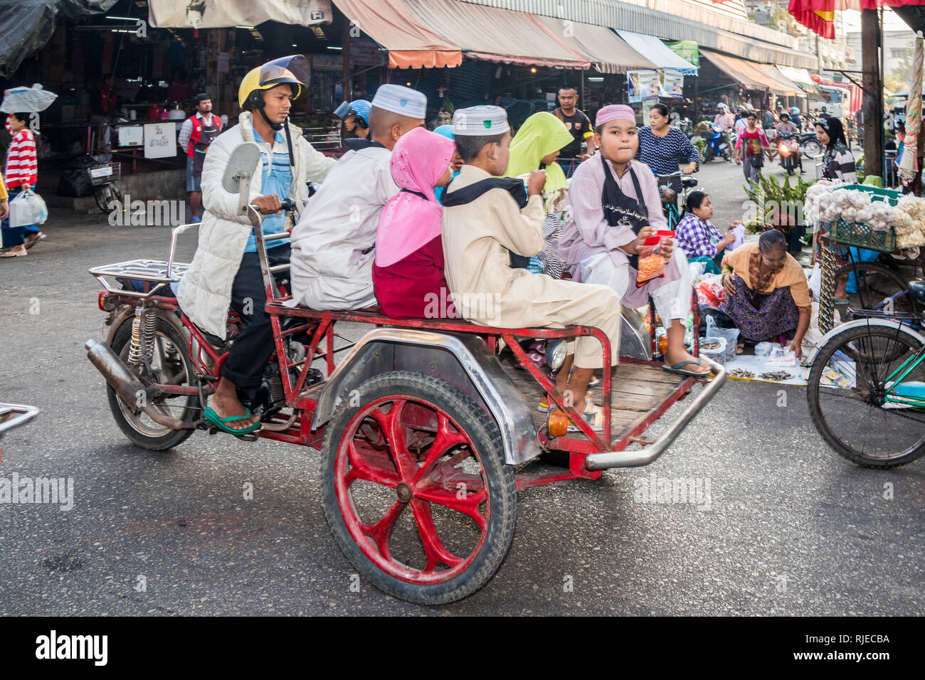 Mae Sot, Thailand - 3. Februar 2019: Muslimische Familie transportieren. Es gibt keine ethnischen Gruppen in der Stadt. Stockfoto