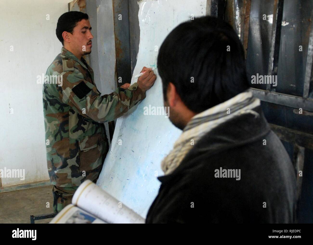 Der Provinz Kandahar, Afghanistan (12 Januar 2011) - die nationale afghanische Armee (ANA) Nicht Unteroffizieren (NCO) nimmt an einem Alphabetisierungskurs für die erste Woche von ihrer Infanterie NCO Schlacht Kurs (INCO-BC). Die unteroffiziere sind derzeit eingeschrieben in der INCO BC bei regionalen militärischen Training Center in der Provinz Kandahar, Afghanistan. Stockfoto