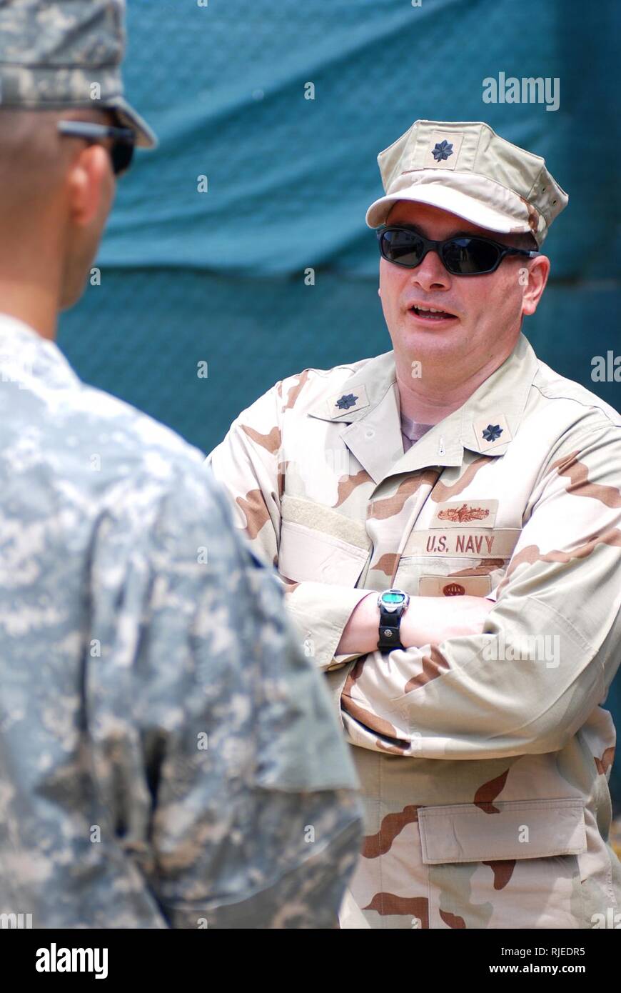 Marine Cmdr. Andrew Haynes spricht mit einem gemeinsamen Haft Gruppe trooper in Camp Delta vor seiner Abreise von der Joint Task Force. JTF Guantanamo führt sichere und humane Pflege und Verwahrung von Inhaftierten feindliche Kämpfer. Die jtf führt Befragung Operationen strategische Intelligenz zur Unterstützung der globalen Krieg gegen den Terror zu sammeln und unterstützt die Strafverfolgungsbehörden und Kriegsverbrechen Untersuchungen. JTF Guantanamo ist für die Sicherheit und die Sicherheit der American Service Members und Zivilisten Arbeiten im Inneren der Haftanstalten verpflichtet. Stockfoto