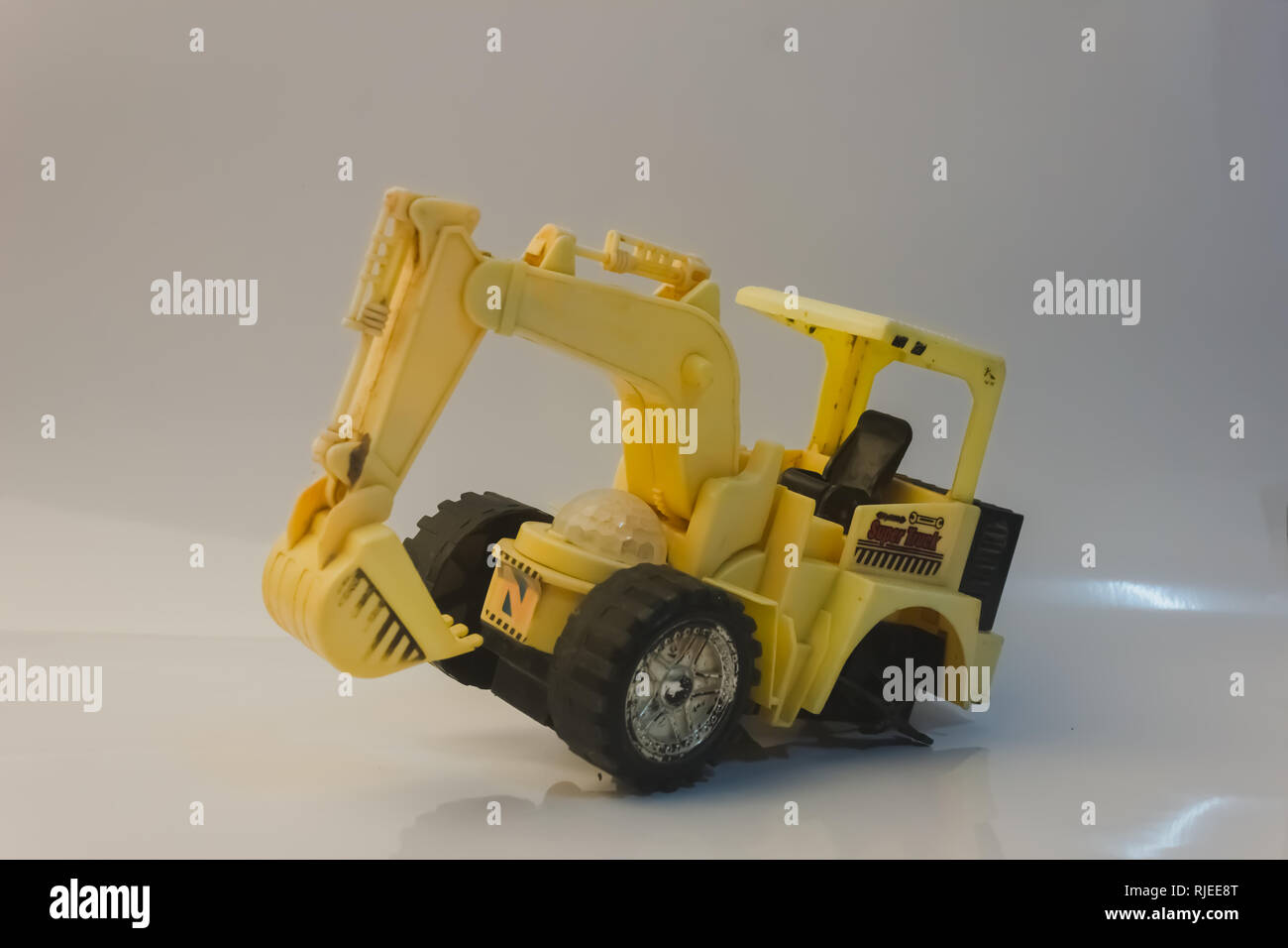 Traktor truck Spielzeug kind Auto gebrochen Rad Fahrzeug auf weißem  Hintergrund Stockfotografie - Alamy
