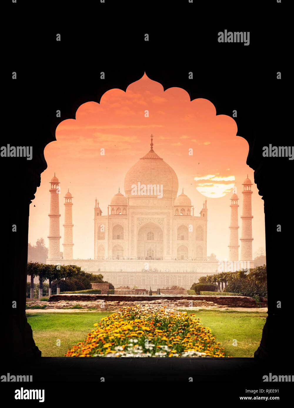 Taj Mahal Monument, das Anzeigen von Arch Silhouette und schönen Garten bei Sonnenuntergang in Agra, Uttar Pradesh, Indien Stockfoto