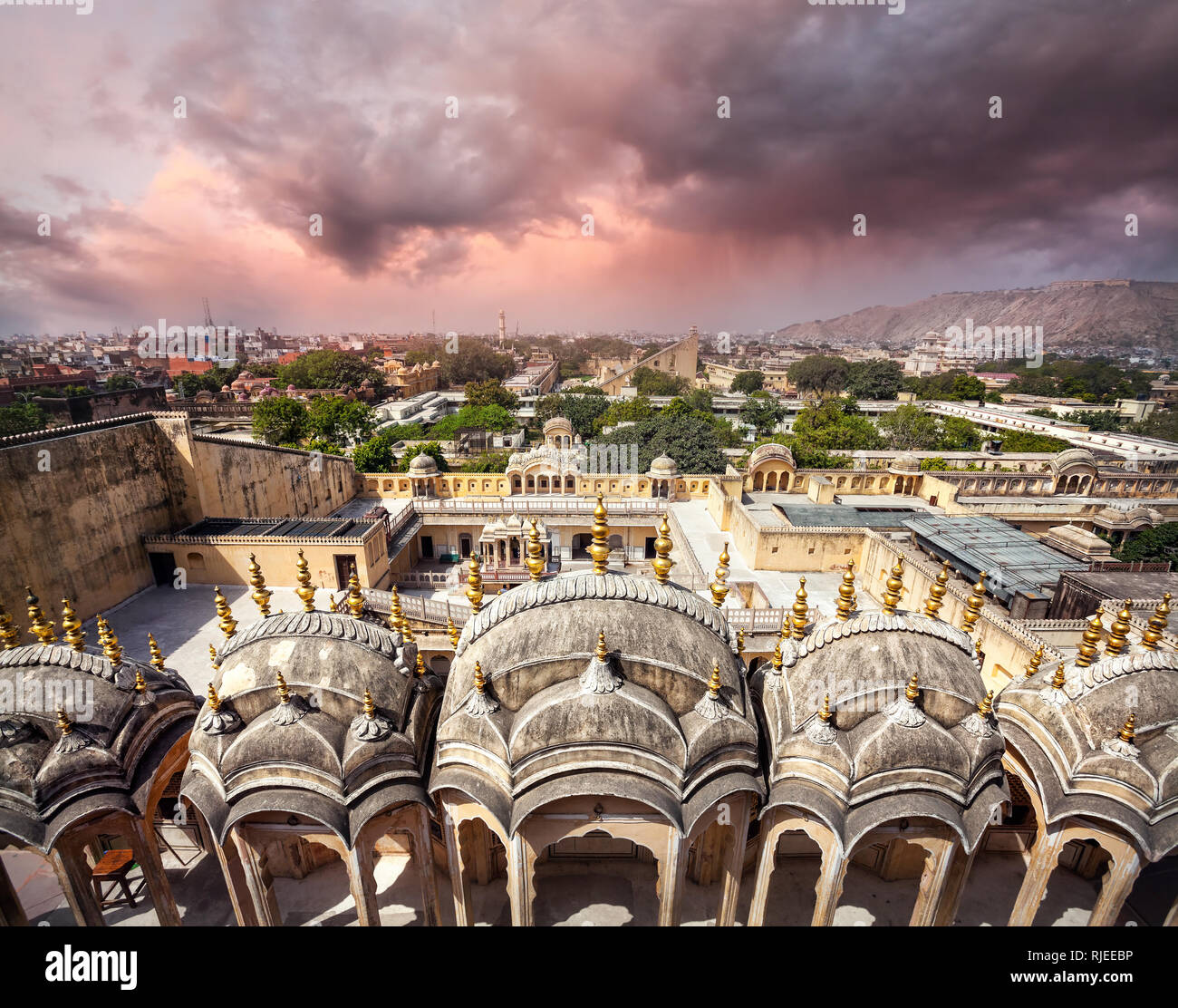 Blick auf die Alte Stadt Jaipur Blick vom Dach der Hawa Mahal Palast in Lila bedeckt bewölkten Himmel in Rajasthan, Indien Stockfoto Blick auf die Alte Stadt Jaipur Blick vom Dach der Hawa Mahal Palast in Lila bedeckt bewölkten Himmel in Rajasthan, Indien Stockfoto