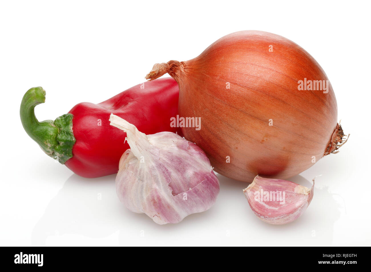 Zwiebel und Knoblauch auf weißem Hintergrund Stockfoto