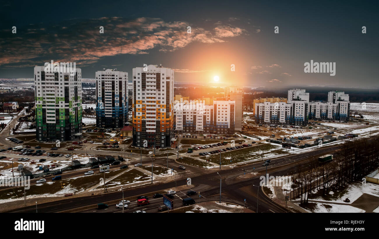 Sonnenuntergang über einem Wohngebiet mit mehrstöckigen Gebäuden Stockfoto